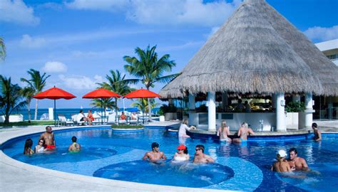 which resorts in cancun allow topless at pools or。